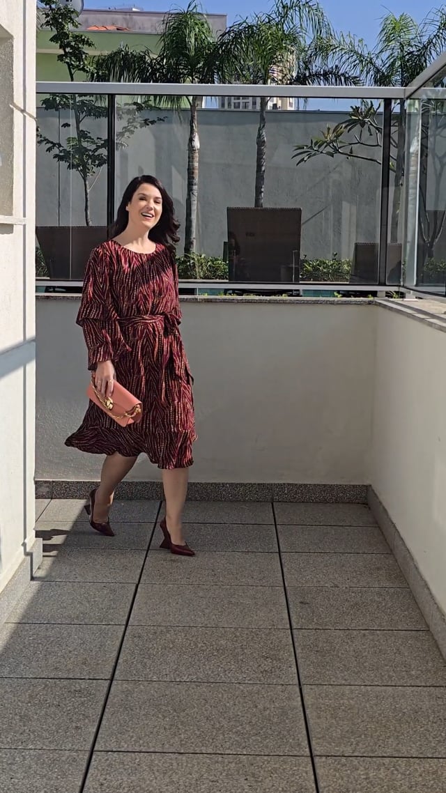 Vestido Curto Crepe Com Babado Vinho